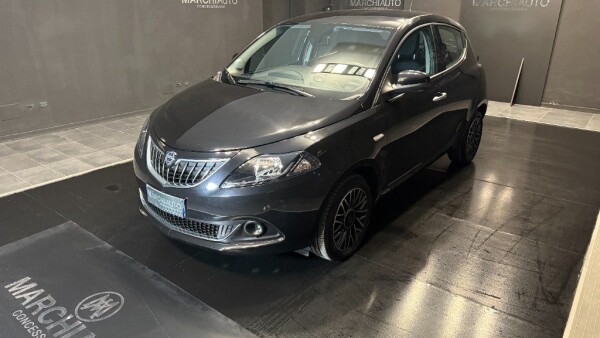 Ypsilon 1.0 FireFly 5 porte Hybrid Platino}
