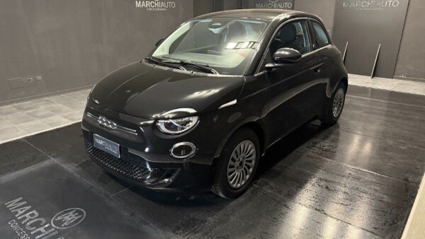 500e Berlina 42 kWh Red}