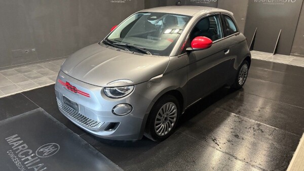 500e Berlina 23,65 kWh Red}